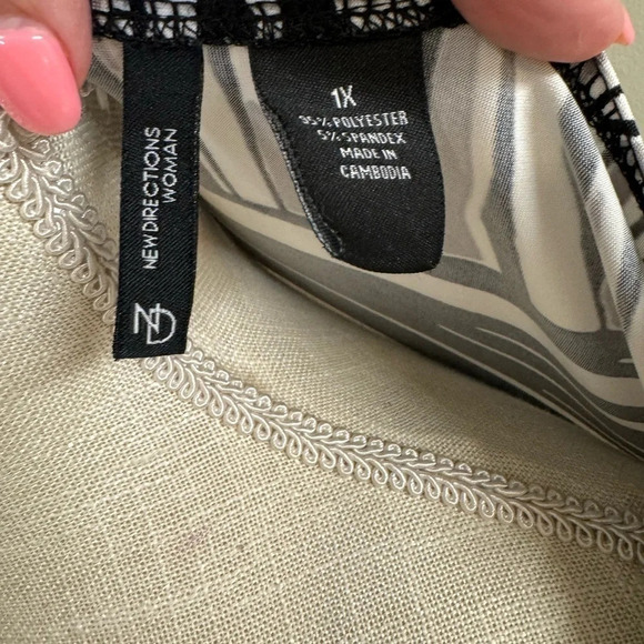 New Directions Woman Plus Size Maxi White & Black Dress. Size 1X - Picture 3 of 4